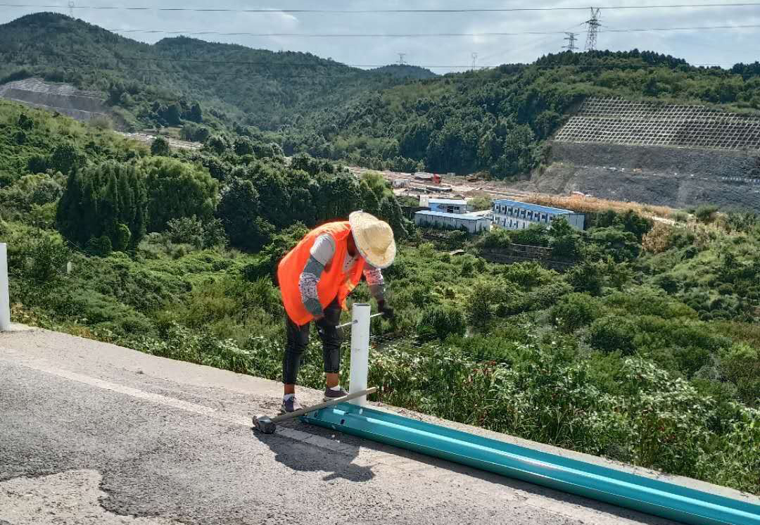 波形护栏安装施工中 